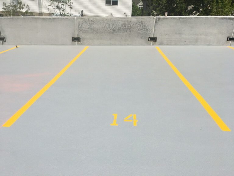 membrane de circulation imperméabilisante appliquée sur la terrasse de stationnement extérieure d'un garage de stationnement