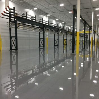 usine de fabrication à Barrie en Ontario avec des sols en époxy gris de sécurité électronique sans couture, brillants, imperméables et anti-étincelles