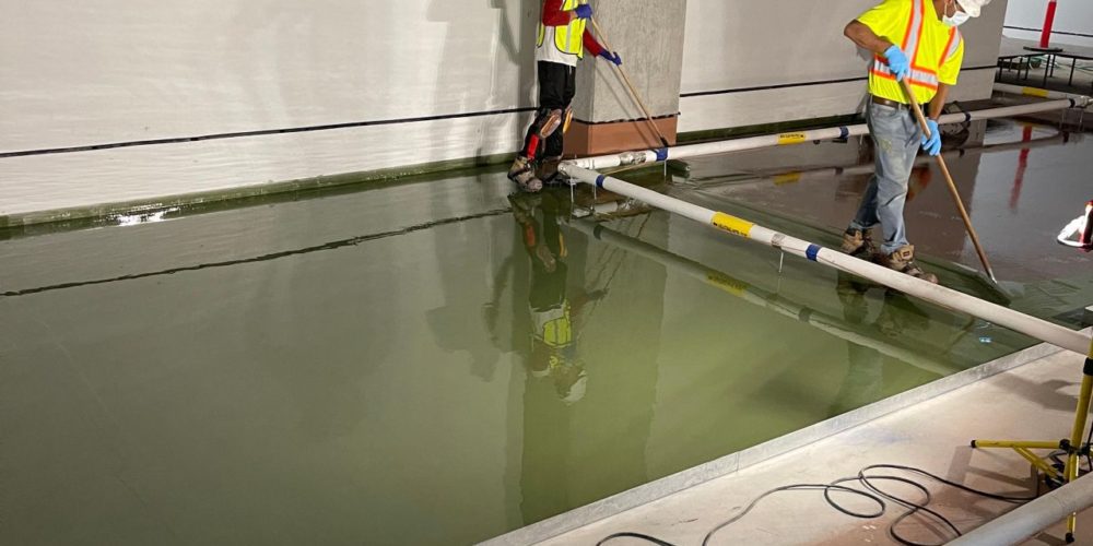 Lors de l'installation d'un sous-plancher imperméable Sika sous un plancher surélevé dans le bureau de Google de Toronto