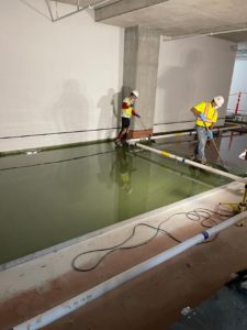 Lors de l'installation d'un sous-plancher imperméable Sika sous un plancher surélevé dans le bureau de Google de Toronto